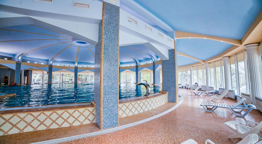 Зона отдыха в бассейне санатория Казахстан Ессентуки - фотография