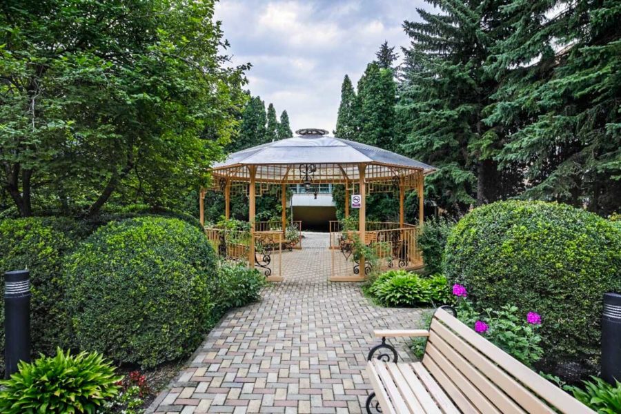 Беседка на территории санатория Казахстан Ессентуки - фотография